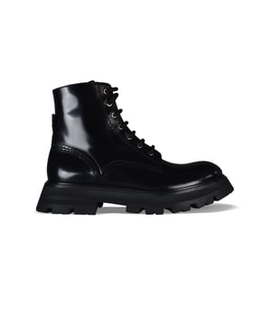 Botas con cordones Alexander McQueen Wander.Cuero negro.Detalle de la costura. Firma en la lengua.Logotipo del sello de Alexander McQueen en relieve en el talón.Punta redonda.Suela de goma gruesa negra.Made in Italy.