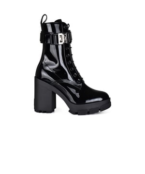 Botas Givenchy.En piel de becerro negra brillante.Cierre con cordones.Hebilla con logotipo metálico en el lateral.Lengüeta en la parte trasera.Altura del tacón: 11 cm.Suela gruesa de caucho negro.Punta redonda.Made in Italy.