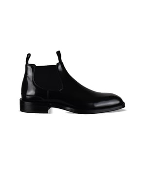 Botas Chelsea Burberry en piel negra.Paneles laterales elásticos.Lengüeta delante y detrás.Suela de cuero negro.Made in Italy.