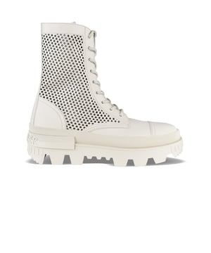 Monclerlaarzen model Carinne in beige leer.Geperforeerd ontwerp.Vetersluiting.Hielriempje met Moncler-opschrift.Gekerfde zool met rubberen logo.100% leer.Gemaakt in Italië.
