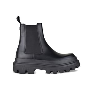 Botas Chelsea Dolce & Gabbana en piel negra.Placa plateada con el logotipo de Dolce & Gabbana en la parte trasera de la bota.Inserciones laterales elásticas.Suela de goma con logotipo.100% piel.Made in Italy.