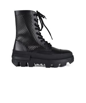 Monclerlaarzen model Carinne in zwart leer.Geperforeerd ontwerp.Vetersluiting.Hielriempje met Moncler-opschrift.Gekerfde zool met rubberen logo.100% leer.Gemaakt in Italië.