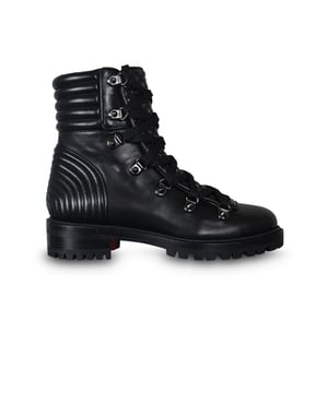 Mad Louboutin Stiefel aus schwarzem Leder.Nahtdetails in modernen und harmonischen Linien auf der Rückseite des Schuhs.Zunge mit Steppdetails.Schnürverschluss an Metallösen.Kleiner Absatz mit einer Höhe von 3,5 cm.Leicht gekerbte Sohle.Made in Italy.