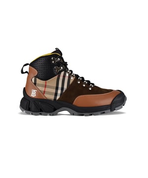 Botines Arthur Burberry de piel y ante marrón.Cierre delantero con cordones negros.Ojales reforzados.Logotipo «TB» en el exterior.Inserto de lona a cuadros Burberry.Hebilla trasera.Suela de caucho negro.Inscripción «Burberry» en la parte trasera de la suela.Made in Italy.