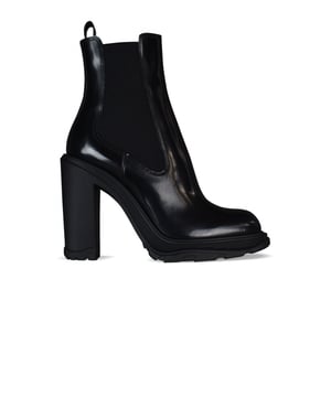 Botas de tobillo Alexander McQueen Tread Chelsea con tacón.Cuero negro brillante.Elástico en el lateral.Lengüeta en la parte trasera.Altura del tacón: 11 cm.Suela de goma gruesa negra.Punta redonda.Made in Italy.