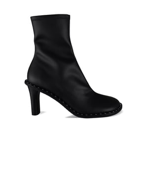 Botas calcetín Stella McCartney Ryder negras.Fabricadas en piel vegana.Detalle de tachuelas plateadas alrededor de la suela.Cierre de cremallera en el interior.Puntera cerrada redondeada y angulada.Tacón grueso de 8,5 cm.Made in Italy.