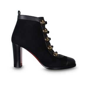 Caval 85 Louboutin Stiefeletten aus schwarzem Wildleder.Schnürsenkel an Christian Louboutin Wappen.Schwarze Lederdetails vorne, um Zunge und Knöchel.Absatzhöhe: 8,5 cm.Made in Italy.