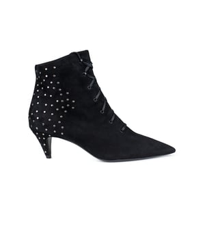 Botines Saint Laurent Kiki 45 de ante negro.Cierre delantero con cordones.Detalles de micro tachuelas en la parte trasera.Tacón de 4,5 cm.Suela y forro de piel.Puntera en punta.Made in Italy.