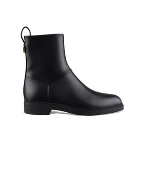 Botines Kilda de Loro Piana en piel negra.Detalle de metal dorado grabado en la parte trasera.Cierre con cremallera en el interior.Lengüeta de piel a juego con el empeine.Suela de goma tono sobre tono.100% piel de becerro encerada.Made in Italy.