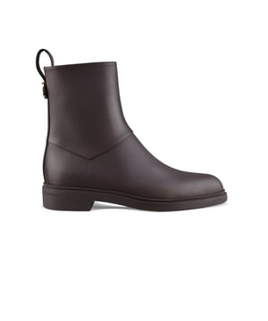 Botines Kilda de Loro Piana en piel marrón.Detalle de metal dorado grabado en la parte trasera.Cierre con cremallera en el interior.Lengüeta de piel a juego con el empeine.Suela de goma tono sobre tono.100% piel de becerro encerada.Made in Italy.