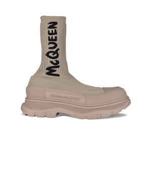 Botas Alexander McQueen Tread Slick Graffiti.Tejido de punto acanalado beige.Logotipo negro en contraste.Puntera redonda con inserción de goma beige.Suela de goma beige sobredimensionada con el logotipo de la firma.Made in Italy.