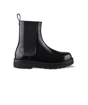 Botas Chelsea Valentino Beatle Camden de piel negra.Logotipo en relieve en la suela.Tachuela plateada decorativa en la lengüeta.Lengüeta de piel en la parte trasera.Puntera redondeada.Suela gruesa negra.Made in Italy.