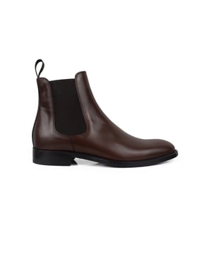 Bruine leren laarzen van kalfsleer.Hak 2 cm.Leren zool.Handgemaakte schoenen.Made in Italy.