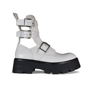 Botas Alexander McQueen Rave Buckle.Cuero blanco.Correas ajustables con hebillas de acabado plateado.Lengüeta en la parte trasera.Punta redonda.Suela de goma gruesa negra.Made in Italy.