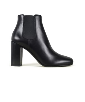 Botines Chelsea 90 de Saint Laurent Babies en piel negra con elásticos laterales.Altura tacón 9 cm. Suela de cuero. Made in Italy.