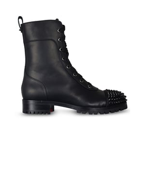 Ts Croc Flat Louboutin Stiefeletten aus schwarzem Kalbsleder.Glänzende schwarze Nieten vorne.Kleine Zunge hintenSchnürverschkuss.Kleiner Absatz mit einer Höhe von: 3 cm.Sehr leicht gekerbte sohle.Made in Italy.