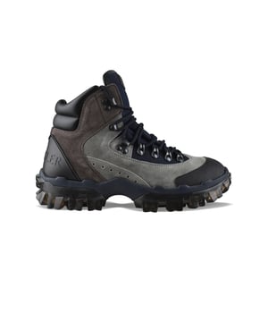Herlot-laarzen van Moncler bruin en grijs suède.Zwart lederen schouderstuk.Zwarte rubberen ronde neus.Zwarte vetersluiting.Marineblauwe mesh tong.Rubberen logo op tong.Logo in reliëf op rubberen zool.Grijze transparante rubberen buitenzool.