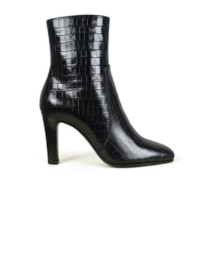 Botines Saint Laurent modelo Jane en piel brillante gofrada en cocodrilo.Tacón estriado de 8 cm de altura.Cierre de cremallera lateral.Puntera cuadrada en punta.Made in Italy.