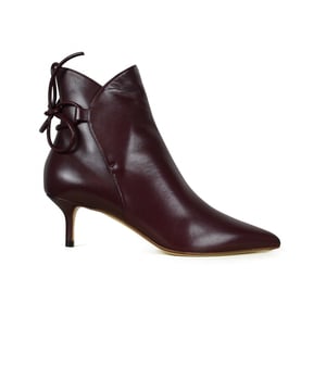 Bordeauxrode leren enkellaarsjes.Bordeauxrode leren vetersluiting aan de achterkant van de schoen.Hak van 5 cm.Made in Italy.