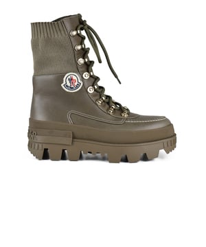 Kaki leren Moncler-laarzen.Vetersluiting.Geribbeld mesh-juk.Logopatch op de zichtbare kant.Wit stiksel.Rubberen zool met logo aan de achterkant.Gemaakt in Italië.