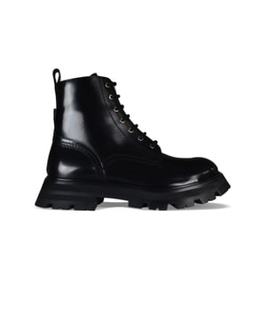 Botas con cordones Alexander McQueen Wander.Cuero negro.Relleno de piel de oveja.Detalle de la costura. Firma en la lengua.Lengüeta en la parte trasera.Sello del logotipo de Alexander McQueen en relieve en el talón.Punta redonda.Suela de goma gruesa negra.Made in Italy.