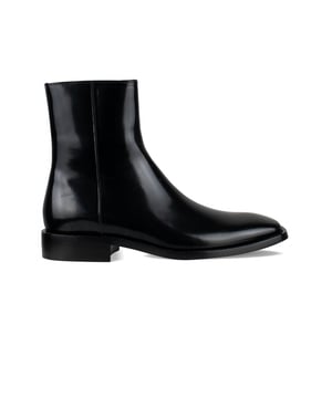 Botines Balenciaga de charol negro.Punta cuadrada.Talla estampada en la suela trasera.Tacón grueso.Cierre de cremallera lateral.Made in Italy.