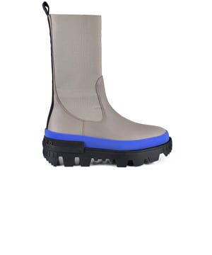 Moncler Chelsea Neue laarzen in grijs leer.Elektrisch blauw detail bovenaan de zool.Logo op de achterzool.Zwarte dikke zool met rubberen noppen.Zooldikte 6,8 cm.Gemaakt in Italië.