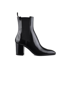 Botines Betty Saint Laurent de charol negro.Inserciones elásticas en los laterales.Lengüeta en la parte trasera.Puntera cuadrada en punta.Suela de cuero.Tacón de 7 cm.Made in Italy.
