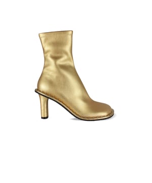 Botines calcetín Ryder de Stella McCartney en dorado.Fabricadas en piel vegana.Detalle de tachuelas plateadas alrededor de la suela.Cierre de cremallera en el interior.Puntera cerrada redondeada y angulosa.Tacón grueso de 8,5 cm.Made in Italy.