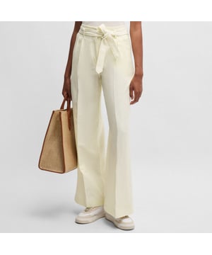 Dames BOSS Tepiala Wijde pantalon van wol linnen en stretch in wit.Extra lange wijde pantalon met ceintuur van BOSS Womenswear. Deze comfortabele broek is gemaakt van een luxe mix van scheerwol, linnen en stretch.  Wijde pijpen.Hoofdmateriaal: 59% Scheerwol 39% Linnen 2% Elastaan Zakken: 100% Katoen.  Stomerij.Ref: 50515073-118