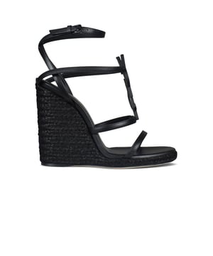 Saint Laurent Cassandra Wedge Espadrilles aus glattem schwarzem Leder mit Sackleinenabsatz.Dünne Träger mit YSL-Initialen aus schwarzem Metall und verstellbarer Schnalle.Absatzhöhe 11,5 cm.Ledersohle.Büffelleder.Made in Italy.