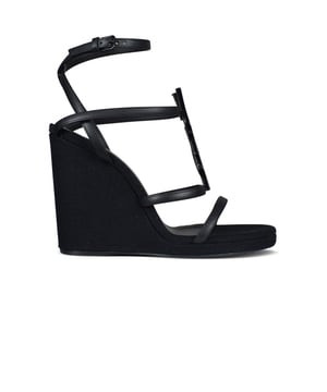 Saint Laurent Cassandra Wedge Espadrilles aus glattem schwarzem Leder mit Canvas-Absatz.Dünne Träger mit YSL-Initialen aus schwarzem Metall und verstellbarer Schnalle.Absatzhöhe 11,5 cm.Ledersohle.Kalbsleder.Made in Italy.