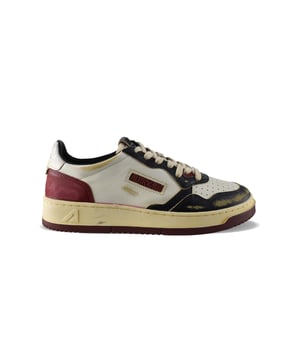 Sneakers bajas Autry Super vintage en piel blanca, negra y burdeos.Parche con logotipo en el exterior.Contrafuerte de piel blanca efecto craquelado con logotipo.Lengüeta con parche del logotipo.Suela de caucho efecto vintage.  Cierre con cordones. Puntera redonda perforada.Efecto desgastado.100% piel.