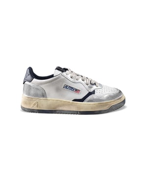 Sneakers bajas Autry Super vintage en piel blanca/azul marino/plata.Inserciones de piel y efecto desgastado. Parche con logotipo en el exterior. Contrafuerte de piel azul marino con logotipo en relieve.Lengüeta con parche del logotipo.Suela de goma efecto vintage en contraste.  Cierre de cordones. Puntera redonda perforada.100% piel.