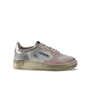 Sneakers bajas Autry Super vintage en piel blanca/rosa/plateada.Inserciones de piel y efecto desgastado. Parche con logotipo en el exterior.Contrafuerte de piel plateada con logotipo en relieve.Lengüeta con parche del logotipo.Suela de goma efecto vintage en contraste. Cierre de cordones.Puntera redonda perforada.100% piel.