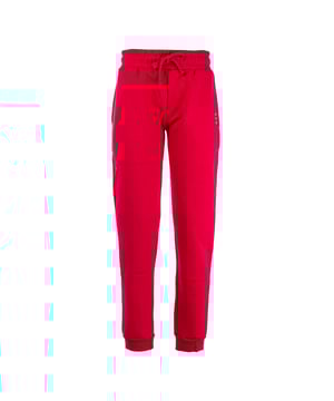 Die Damenhosen von SCUOLA NAUTICA ITALIANA bieten die perfekte Kombination aus lässiger Eleganz und Komfort. Aus hochwertigen Stoffen gefertigt, garantieren sie Bewegungsfreiheit und einen vielseitigen Stil, ideal für die Freizeit oder informelle Anlässe. Klare Linien und Details, die von der maritimen Welt inspiriert sind, verleihen ihr einen Hauch von Raffinesse und sorgen für einen praktischen und zugleich raffinierten Look.