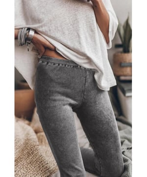 Dunkelgraue Vintage-Waschung  
Rippstruktur  
Hochwertige Materialien  
Bequem und langlebig  
Vielseitig und perfekt für jeden Anlass
