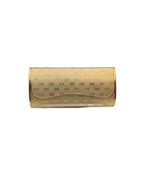 VINTAGE, UVP WIE NEU  
Seltene vintage Gucci Hard Shell Abend-Clutch aus goldenem Metall, aus den 1980er Jahren. Sie verfügt über ein GG-Monogramm-Muster, einen Klappverschluss mit eingebautem Spiegel auf der Rückseite der Klappe. Samtfutter. 'GUCCI - Made in Italy' innen eingraviert. Zustandsbewertung: A - AUSGEZEICHNET. Zustandsdetails: In ausgezeichnetem Zustand. Minimale Verfärbung an der Scharnierkante der Clutch. Die Tasche wird mit ihrem originalen Staubbeutel geliefert. Bitte überprüfen Sie die Fotos sorgfältig und fragen Sie, wenn Sie weitere Details benötigen oder Zweifel haben. Maße (cm): Tiefe: 5,1 Höhe: 7,6 Länge: 16,5 Weitere Details: Staubbeutel? Ja Schlüssel? Nein Box? Nein Maße: Breite: 51 mm Länge: 165 mm Höhe: 76 mm