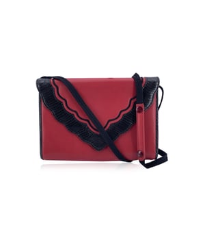 VINTAGE, RRP WIE NEU  
Yves Saint Laurent umwandelbare Vintage-Clutch, aus schwarzem und rotem Leder gefertigt. Sie verfügt über eine Klappe mit Druckverschluss auf der Vorderseite. Beige Signature-Futter. 1 seitliche Reißverschlusstasche und 1 seitliche offene Tasche innen. Kann als Schultertasche oder als Clutch verwendet werden, wenn Sie den Trageriemen abnehmen. 'YVES SAINT LAURENT'-Etikett innen. Zustandseinstufung: A - AUSGEZEICHNETE Zustand Details: Sanft gebraucht. Einige Kratzer auf dem Leder aufgrund normalen Gebrauchs. Bitte überprüfen Sie die Fotos sorgfältig und fragen Sie, wenn Sie weitere Informationen benötigen oder Zweifel haben. Maße (cm): Tiefe: 3,8 Höhe: 14,0 Länge: 21,6 Weitere Details: Staubbeutel? Nein Schlüssel? Nein Box? Nein Maße: Breite: 38 mm Länge: 216 mm Höhe: 140 mm