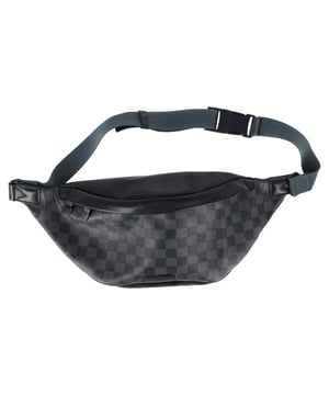 VINTAGE, RRP WIE NEU  
Die Louis Vuitton Damier Graphite Discovery Bumbag aus grauem Canvas ist die perfekte Fusion aus Luxus und Praktikabilität. Hergestellt aus dem charakteristischen Monogramm-Canvas von Louis Vuitton in einer eleganten Graphitfarbe, verfügt diese Bauchtasche über schwarze Lederakzente und ein schlankes, zeitgenössisches Design. Der verstellbare Gürtel aus blauem Canvas mit mattschwarzem Beschlag sorgt für einen bequemen Sitz, während die hintere Reißverschlusstasche zusätzlichen Stauraum für einen einfachen Zugriff auf Ihre Essentials bietet. Das Hauptfach öffnet sich zu einem lebhaften blauen Stoffinneren und bietet ausreichend Platz für Ihre Brieftasche, Ihr Handy und andere tägliche Notwendigkeiten.

Louis Vuitton Damier Graphite Discovery Bumbag aus grauem Canvas  
Zustand: Ausgezeichnet  
Tragespuren: Kein Verkaufsetikett, keine sichtbaren Gebrauchsspuren.  
Verpackung: Keine  
Farbe: grau  
Material: Canvas  
Größe: Einheitsgröße | Einheitsgröße  
Maße: Breite: 80; Höhe: 160; Länge: 400  
SKU: NAPPUGBBA463590M
