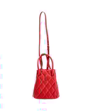 VINTAGE, RRP WIE NEU  
Die Balenciaga Touch Puffy Bucket Bag aus rotem Lammleder vereint mutigen Stil mit luxuriösem Handwerk. Ihr reichhaltiges rotes Lammleder, verziert mit einem gesteppte Design, bietet eine anspruchsvolle und dennoch edgy Ästhetik, die sicherlich auffallen wird. Der geräumige Innenraum und die strukturierte Form machen sie sowohl praktisch als auch modisch, perfekt für den Übergang vom Tag zur Nacht. Kombinieren Sie sie mit einem eleganten schwarzen Kleid oder einem oversized Pullover und Jeans, um einen Farbtupfer hinzuzufügen und jedes Outfit mit einem Hauch von High-Fashion-Charme zu bereichern.

Balenciaga Touch Puffy Bucket Bag aus rotem Lammleder

Zustand: Ausgezeichnet  
Abnutzungsspuren: Kein Verkaufsetikett, keine sichtbaren Gebrauchsspuren.  
Verpackung: Staubbeutel  
Farbe: Rot  
Material: Leder | Lammleder  
Größe: Einheitsgröße | Einheitsgröße  
Maße: Breite: 140; Höhe: 210; Länge: 190; Henkelhöhe: 420; Schulterriemenlänge: 1260  
SKU: NAPPUFRBA464729W