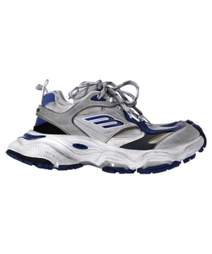 VINTAGE, RRP WIE NEU
Tauchen Sie ein in die Zukunft der Schuhe mit den Balenciaga Cargo Sneakers aus grauem und blauem Polyurethan. Diese Trainer kombinieren fortschrittliches Design mit Streetwear-Attraktivität und verfügen über einen einzigartigen Used-Look und oversized Volumen für einen markanten Auftritt. Die Mischung aus Mikrofaser- und Mesh-Materialien sorgt für Komfort, während reflektierende Details im Obermaterial einen modernen Akzent setzen. Verziert mit dem Balenciaga-Logo an der Sohle, Zunge und Obermaterial zeigen diese Sneakers den typischen Stil der Marke. Zusätzliche Funktionen, darunter geprägte 3B-Sportikonen und eine metallische Plakette mit dem Logo, verstärken ihren futuristischen Charme. Eine Zuglasche an der Rückseite und der Zunge sorgt für einen einfachen Einstieg, wodurch diese Sneakers sowohl stilvoll als auch praktisch sind.

mit Staubbeutel

Balenciaga Cargo Sneakers in grauem und blauem Polyurethan
Zustand: Ausgezeichnet
Gebrauchsspuren: Keine sichtbaren Gebrauchsspuren. Keine Markierung an der Innensohle., sehr leichte Markierung an den Sohlen.
Verpackung: Staubbeutel
Farbe: Grau
Material: Polyurethan
Größe: EU | 42
Maße: Absatzhöhe: 60; Innensohlenlänge: 270
SKU: BAPUITSH464997M