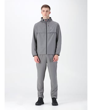LUKE introduces this technical zip-through jacket and trouser set made using innovative fabrics. It is cut from a unique moisture wicking fabric that draws the moisture away from the body, so you stay cool and dry. This set is perfect for days at the gym or for training sessions.
