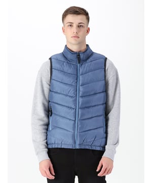 Upgrade your casual wardrobe with the PERUGIA gilet, perfect for transitioning into the cooler months. The back is constructed from a smooth fleece back poly fabrication and the front panel is padded using recycled materials to ensure warmth. It is detailed with a reverse coil front zip closure and lower front zip pockets. The style is then signed off with the brands iconic LUKE 1977 dark pewter rivet on the back.