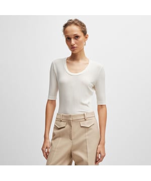 Dames BOSS Effilie top met ronde hals in stretchstof in wit. Een geribde top met korte mouwen van BOSS Womenswear. Het ontwerp heeft een ronde hals en is gemaakt van zachte stretchstof. Dit product is gemaakt van cellulosevezels afkomstig van natuurlijk ruw houtmateriaal en afkomstig uit verantwoord beheerde bossen. - Slim fit- Korte mouwen- 96% Lyocell 4% Elastaan.  Machinewasbaar.- Ref: 50518508-118