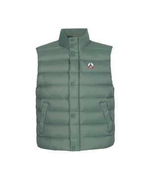 Heren JOTT Thomas Down Gilet in celadon groen.Dankzij de rechte snit en verfrissende kleuren die het een moderne en stedelijke stijl geven is de THOMAS de nieuwe must-have voor het tussenseizoen in de stad. Lichtgewicht ethisch en met de mogelijkheid om hem in een zakje te stoppen.Als je hem eenmaal aan hebt, wil je hem niet meer uit doen.- Hoge hals.- Drukknoopsluiting.- 2 zijzakken en 1 binnenzak met rits.- Binnenvoering.- Binnennaden in contrasterende kleuren.- Viltlogo op de linkerborst.- Merkopdruk in de binnenzak.- Ethisch gewatteerd met RDS-gecertificeerd dons.- Waterafstotende gewatteerde stof.- Gewatteerd gerecycled polyamide met een licht mat effect.- Recht model.- Materiaal: 100% Gerecycled polyamide.  Voering: 100% polyamide.  Vulling: 90% dons 10% veren.- Ref: SS24MDOW10-20A