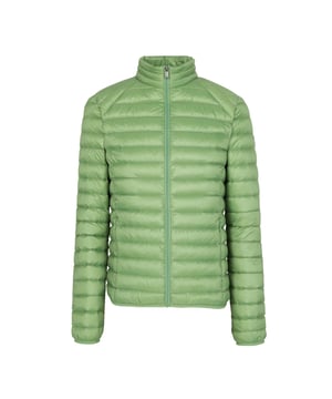 Heren JOTT Mat Lightweight Puffer Jacket in licht varengroen.De dunne en lichte heren donsjas MAT beschermt je tegen wind en kou dankzij de vulling van veren en dons. Deze jas met lange mouwen heeft 2 onzichtbare zakken met rits en een ritssluiting aan de voorkant. Thermische isolatie: licht- Waterafstotend- Verantwoordelijk dons- Hoofdmateriaal: 100% Polyamide.  Voering: 100% polyamide.  Vulling: 90% dons 10% veren - Ref: PF23MDOW02-20B
