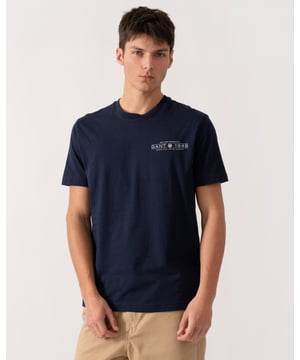  
 This printed T-shirt from GANT has become an iconic wardrobe essential. Crafted from soft cotton-jersey and detailed with a 1949 shield graphic at the chest, it boasts short sleeves and a timeless crew neck with ribbed detailing. This versatile piece effortlessly merges classic style and comfort, making it a must-have addition to any wardrobe.



Regular fit
Crew neck
Ribbed neckline
GANT graphic printed at chest


 100% Cotton 

2044017

 
 