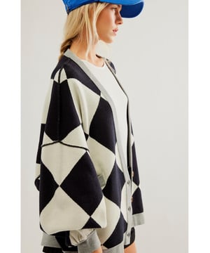 Our styles are designed with a trendy fitted look in mind following an international size standard. For the best fit we suggest choosing one size up from your usual. Be sure to check our sizing chart to find your perfect match!
  Relaxed fit
  Drop shoulder design
  Button detailing
  Color
  block stripes
  Open
  front style
  Suitable for layering over casual and dressier tops
  Pairs well with solid
  color tees or blouses
Material: 50% Viscose 28% Polyester 22% Polyamide