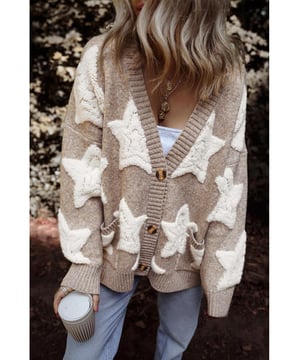 Our styles are designed with a trendy fitted look in mind following an international size standard. For the best fit we suggest choosing one size up from your usual. Be sure to check our sizing chart to find your perfect match!
  Knit cardigan with sherpa star pattern
  Slouchy casual style with relaxed fit silhouette
  Flattering V
  neck
  Buttoned front closure
  Front side pockets
  Ideal for fall and winter
  Perfect for layering over casual outfits
Material: 42% Acrylic 30% Polyester 28% Polyamide
